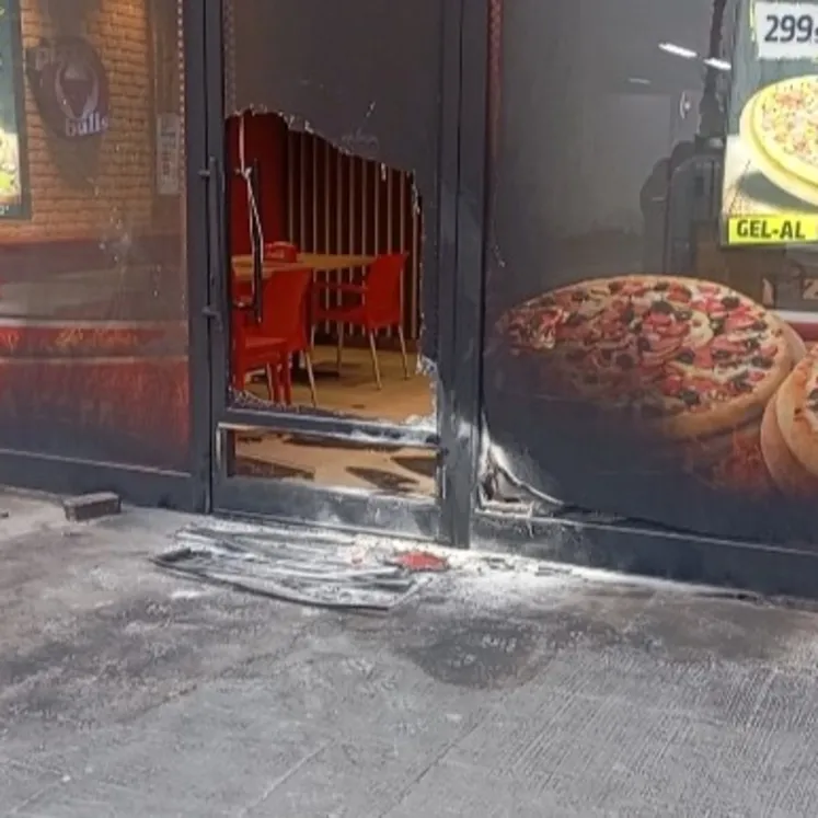 Önce bir şubeyi sonra diğerini yaktı