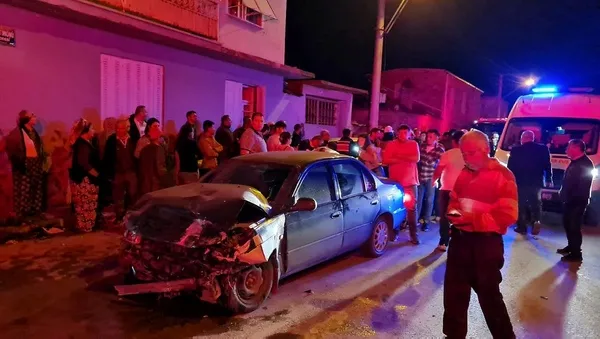 izmirde-pes-pese-trafik-kazasi-13-yarali-1651633909550.jpeg İzmir'de peş peşe trafik kazası! 13 yaralı - 2