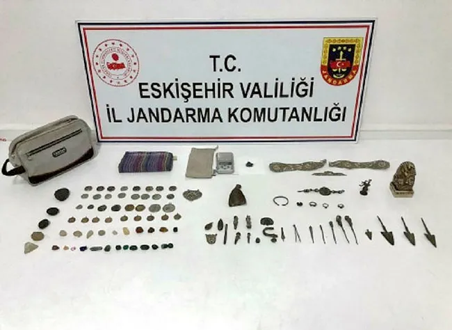 eskisehirde-durdurulan-aracta-tarihi-eserler-ele-gecirildi-1636969180212.jpg Eskişehir'de durdurulan araçta tarihi eserler ele geçirildi - 2
