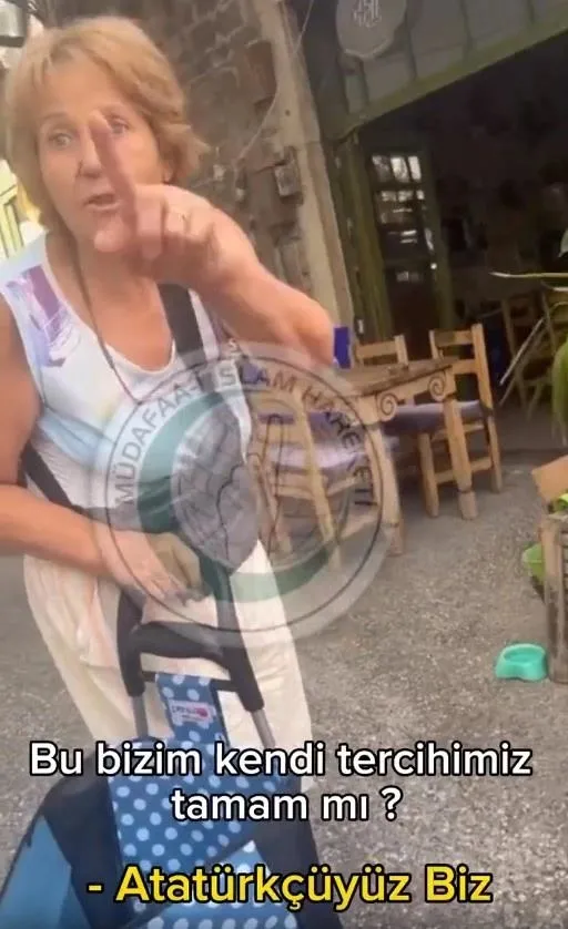 1693907188614.jpeg İzmir'de 28 Şubat zihniyeti! Kapalı kadınlara çirkin saldırı: Atatürkçüyüz biz böyle insanlar görmek istemiyoruz - 2