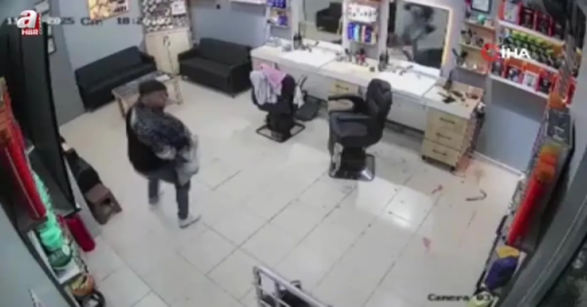 Berber dükkanına silahlı saldırı kamerada!