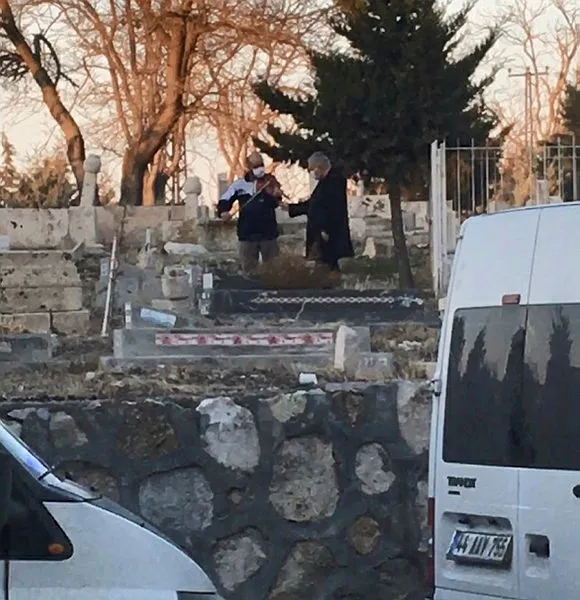 Malatya'da esnafın ağzını açık bırakan olay! Mezar başında keman çaldırdı - 2