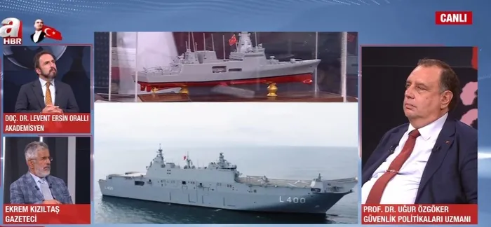 mavi-vatanin-yuzen-kaleleri-a-haberde-uzman-isim-maketler-uzerinden-ozelliklerini-anlatt-1756592336184.jpg TF-2000 Hava Savunma Muhribi gemisi maketi (Foto: A Haber - Ekran Görüntüsü)