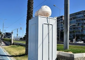 İzmir'de tramvay duraklarına tuvaletler geldi ama bu defa girilmesini yasakladılar