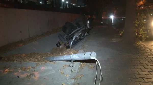 kucukcekmecede-bir-arac-trafik-isiklarina-carpti-1630011060494.jpg Küçükçekmece’de bir araç trafik ışıklarına çarptı - 2