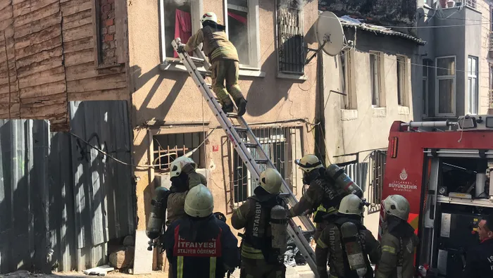 Son dakika: Beyoğlu'nda 2 katlı binada yangın - 2