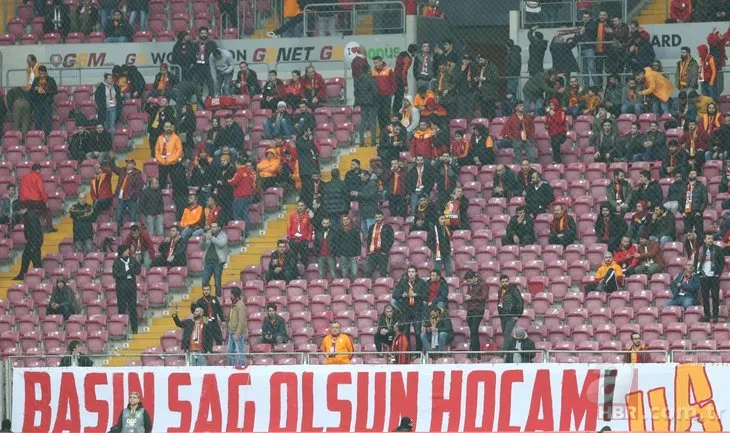 Galatasaray taraftarlarından anlamlı pankartlar