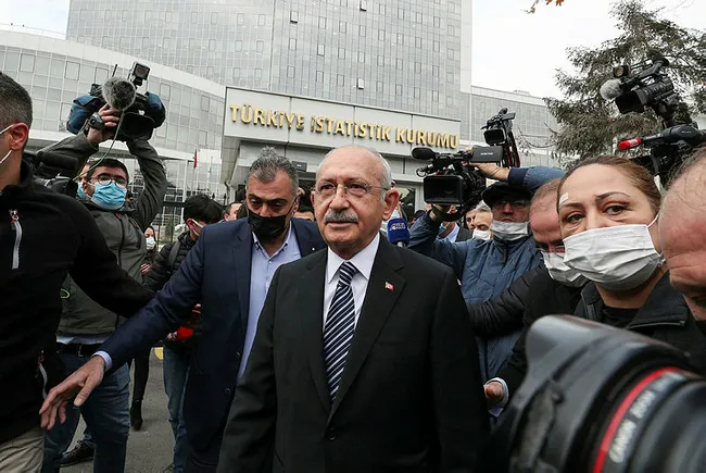 chp-lideri-kemal-kilicdaroglu-ne-yapmak-istiyor-baskin-mi-ziyaret-mi-1638611938548.jpg CHP lideri Kemal Kılıçdaroğlu ne yapmak istiyor? Baskın mı ziyaret mi? - 5