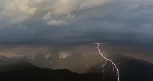 Çukurca’da yıldırım düştü: 2 asker yaralandı