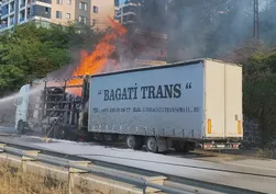 Karadeniz Sahil Yolu’nda alev paniği! Mobilya yüklü TIR küle döndü