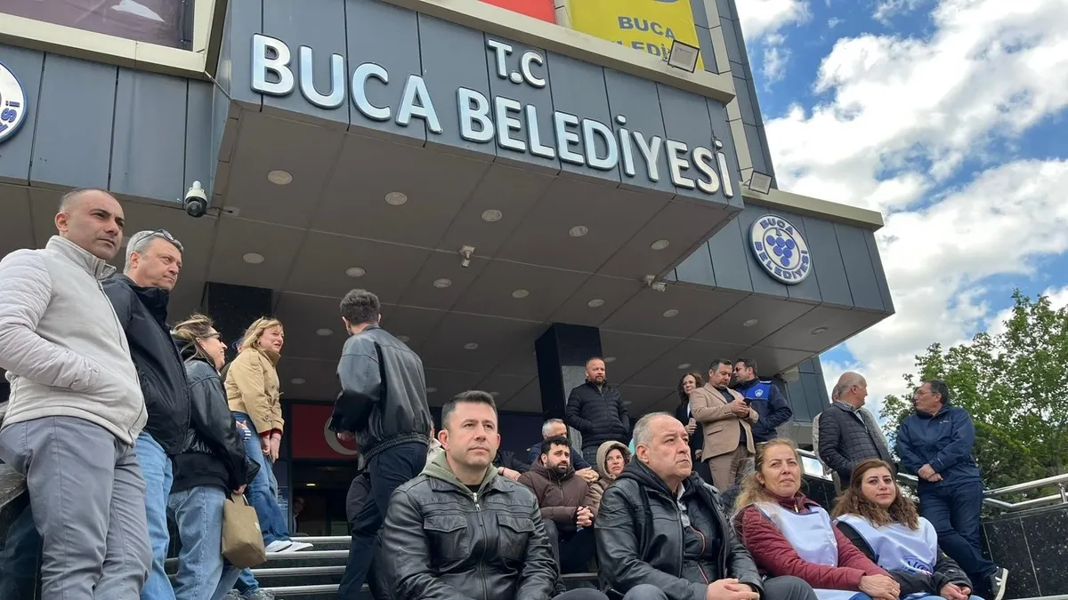 CHP'li Buca ve Bayraklı belediyelerinde memurları iş bıraktı!