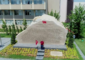 107 tonluk mermerden 15 Temmuz anıtı