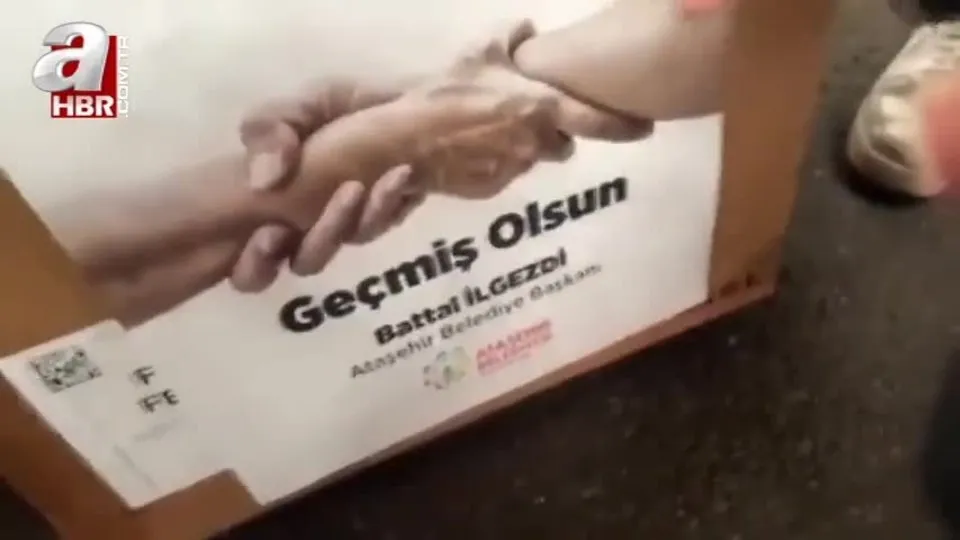 CHP’li Ataşehir Belediye Başkanı Battal İlgezdi’den akılalmaz uygulama! Yardım kolilerine kendi afişini zorla bastırıyor