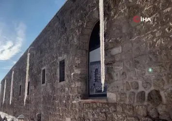 Sivas’ta 3 metrelik buz sarkıtları oluştu