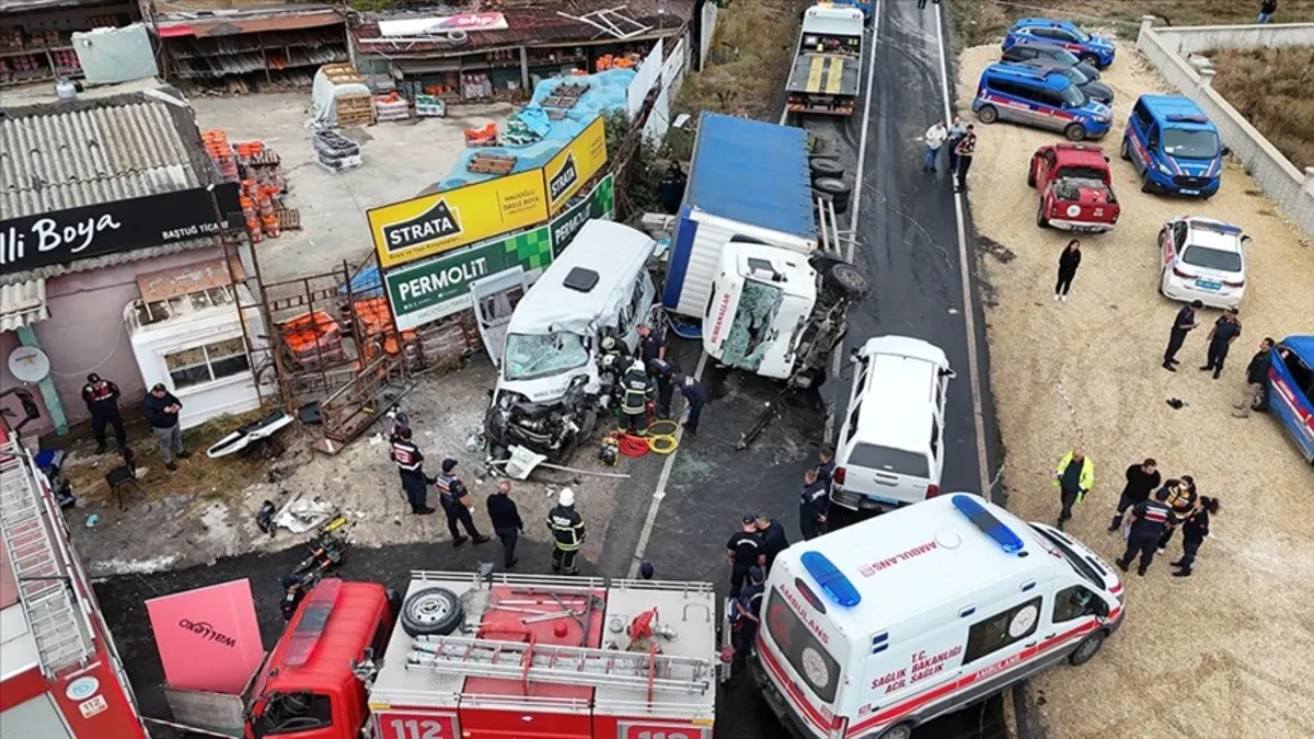 Refüjü aşıp karşı yöne geçen TIR, minibüse çarptı; 1'i çocuk, 5 yaralı