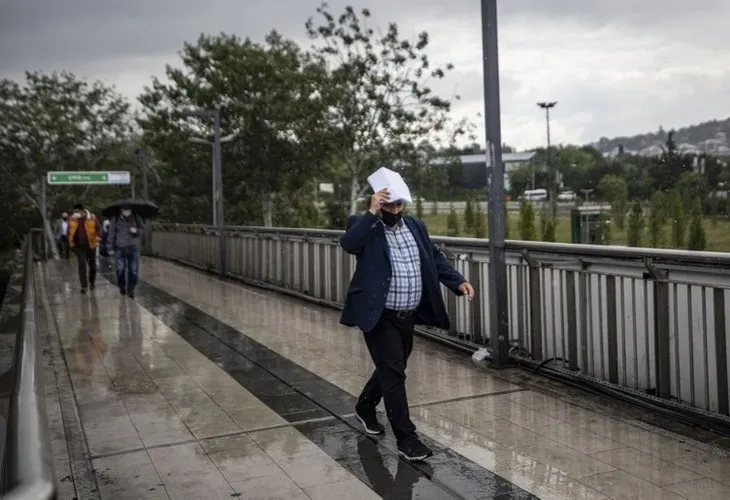 İstanbul’da toplu taşımada yoğunluk yaşanırken sokaklar sessiz kaldı