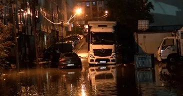 Sağanak yağışın ardından Esenyurt’ta cadde ve sokaklar su altında, araçlar yolda kaldı