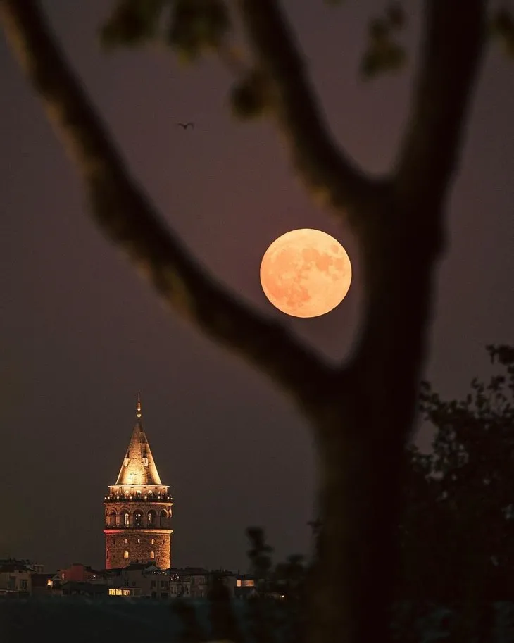 Eşsiz manzara! ’Süper Ay’ İstanbul’da Galata Kulesi ile birlikte görüntülendi