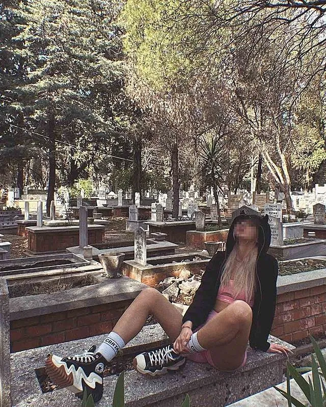 1741950318707.jpeg Mezarlıkta iskambil oynayan kadınlar bir de poz verdi. (DHA)