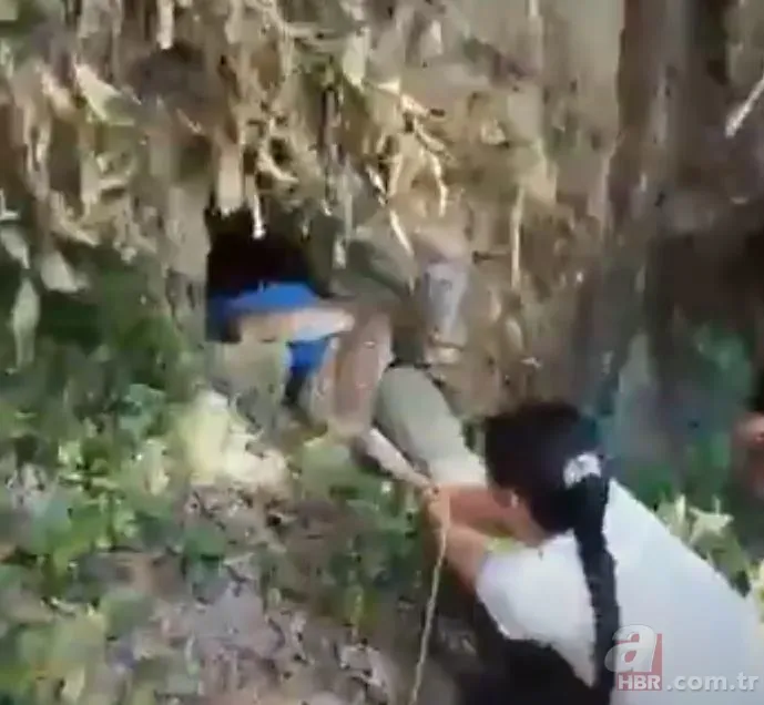 Anakonda ormanda insana saldırdı 🐍 Tam mağaraya götürürken... 11