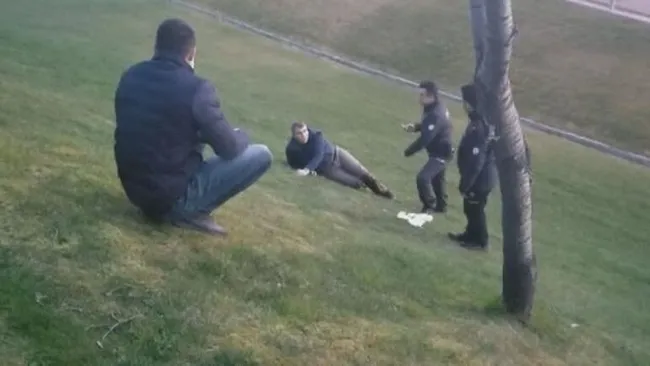İstanbul’da çimende kahvaltı yapan adam serseri kurşunla yaralandı - 1