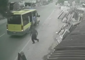 Kapısı açık giden minibüsten düştü! Ölümle burun buruna geldi