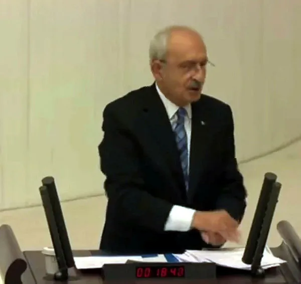 Kemal Kılıçdaroğlu’ndan TBMM’de skandal el hareketi! Sert tepki: O hareketin kralını...