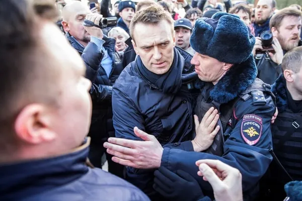 Zehirlenerek öldürülmek istenen Rus muhalif Navalny hakkında flaş iddia: Rus istihbarat çalışanları zehirledi I Navalny kimdir?