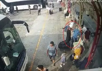 Otobüs beklerken kavga ettiler! Kalp krizi ikisini de aynı anda yakaladı
