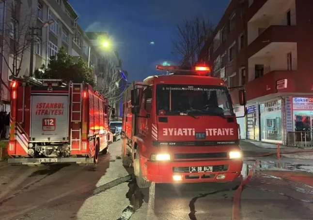 Küçükçekmece’de binadan alevler yükseldi!