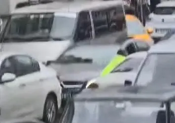 'Dur' ihtarına uymadı! Polisi metrelerce sürükledi | Yer: Esenyurt