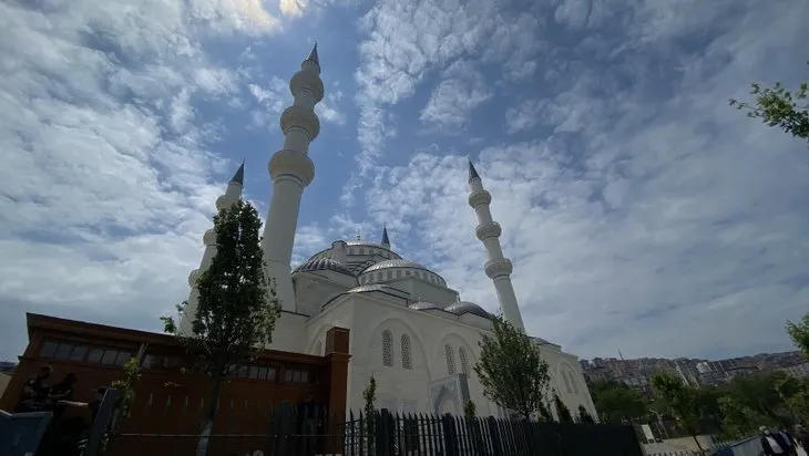 Başkan Erdoğan’ın açılışını yaptığı Uzun Mehmet Camisi'nde ilk Cuma namazı kılındı