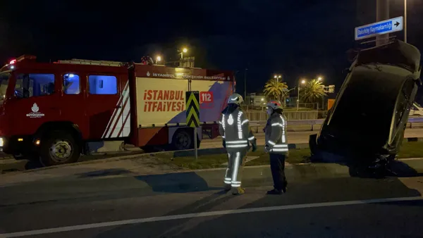 1639970243125.jpg Otomobil yön tabelası direğine asılı kaldı! - 2