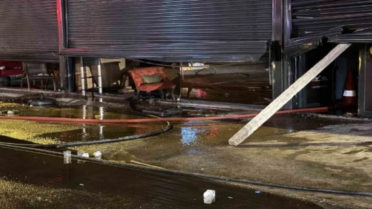 Sakarya'da facia anları! Yakılan ateş 4 dükkana sıçradı