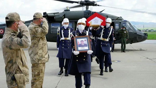 Şehit Jandarma Uzman Çavuş Eyüp Fidan son yolculuğuna uğurlandı - 1
