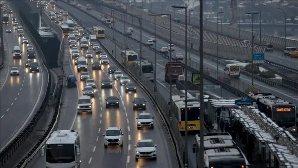 istanbulda-yagmur-etkisi-yagisla-birlikte-trafik-yogunlugu-artti-1671432720695.jpg İstanbul’da “yağmur” etkisi! Yağışla birlikte trafik yoğunluğu arttı - 1
