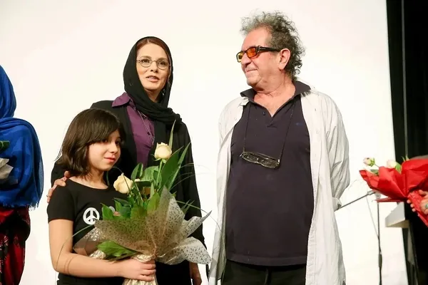 iranli-yonetmen-dariush-mehrjui-ve-esi-evinde-bicaklandi-1697438940910.jpeg İranlı yönetmen Dariush Mehrjui ve eşi evinde öldürüldü - 2