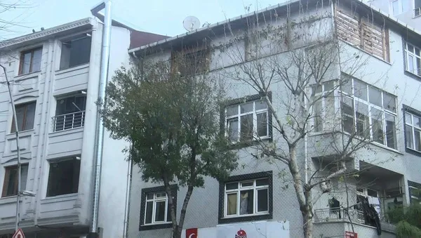 1701599904760.jpeg İstanbul'da ilginç olay! Pencereye çıkıp yardım istedi esnaflar kurtardı - 3