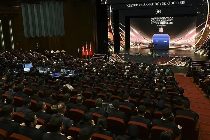 kultur-sanat-buyuk-odulleri-sahiplerini-buldu-baskan-erdogandan-net-mesaj-ayrim-yapmaksizin-her-sanatci-basimi-1735144225408.jpeg Başkan Erdoğan, 'Kültür ve Sanat Büyük Ödülleri' töreninde konuştu (Foto: AA)