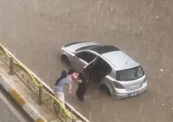Yurt genelinde sağanak felakete dönüştü! Araçlar mahsur kaldı, yollar yarıldı ve dereler taştı