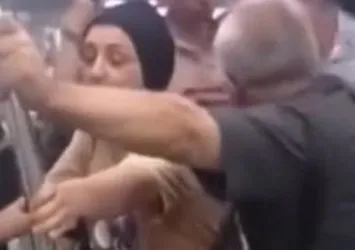 Marmaray'da ahlak dışı görüntüler! Yolcudan o çifte sert tepki! O anlar kamerada...