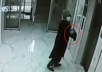 Kayseri'de koronavirüs paniği! Binalara giren kadın elindeki kimyasalı sürdü |Video