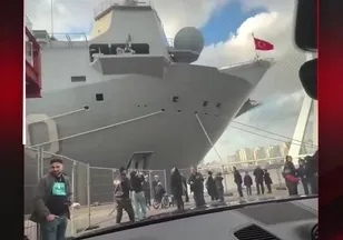 Sokaklarında Mehter limanlarında donanma