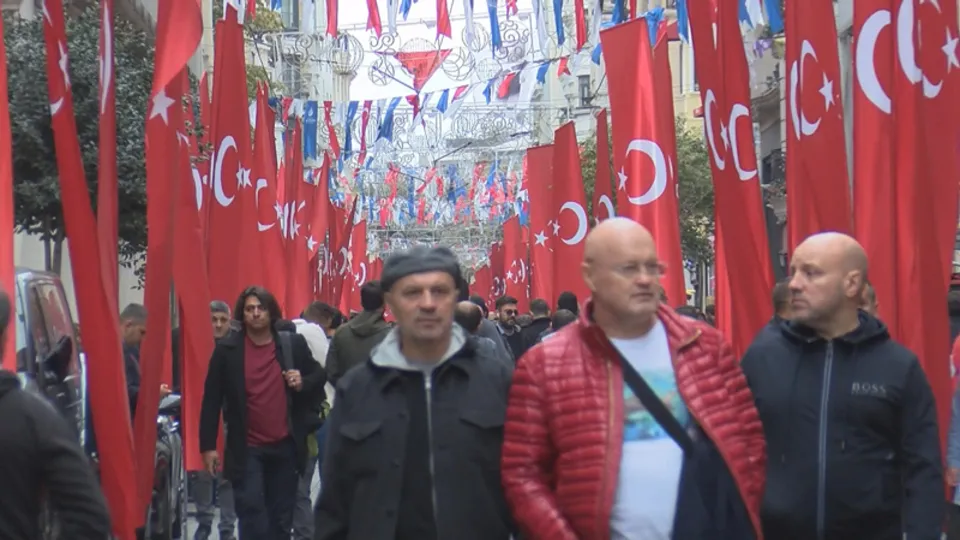 Alçak saldırının ardından İstiklal Caddesi şanlı Türk bayraklarıyla donatıldı