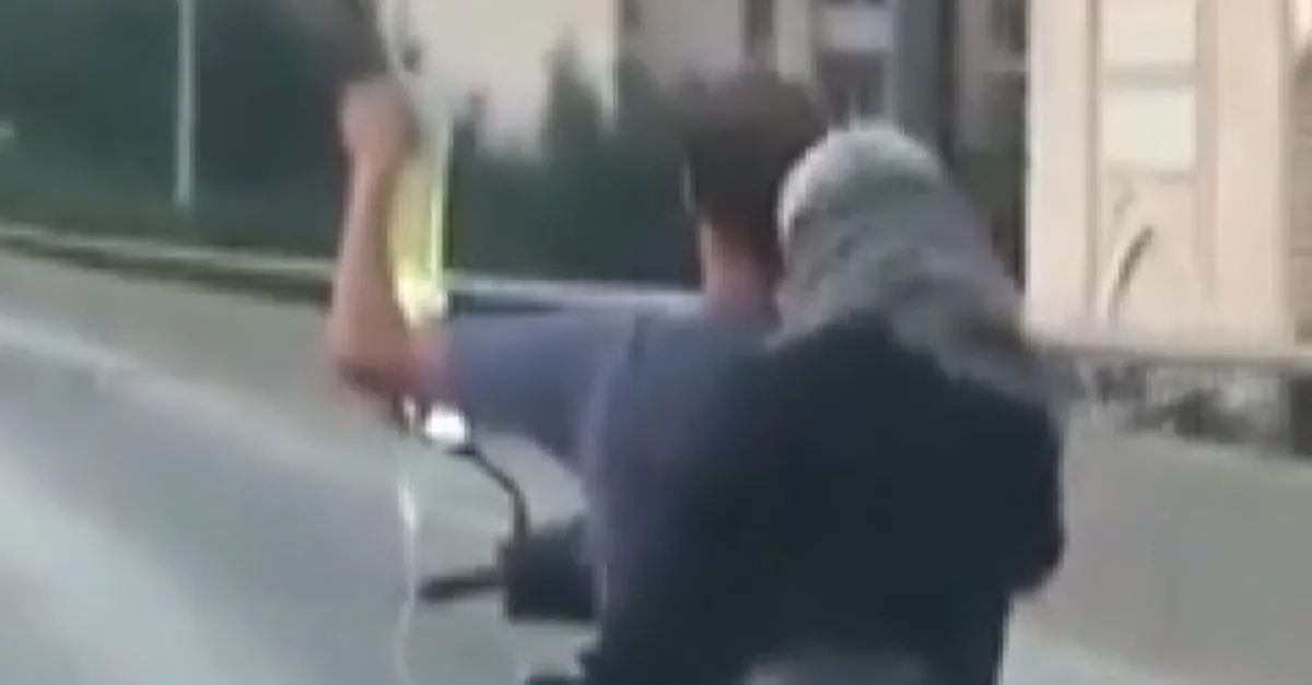 Trafikte gören şaştı kaldı! Motosiklet üzerinde serum