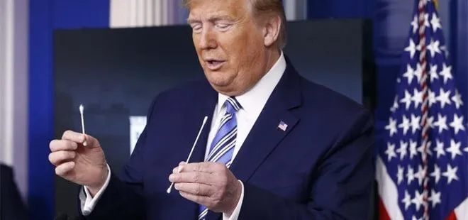 ABD Başkanı Trump, canlı yayında test kitini kulak temizleme çubuğu ile karşılaştırdı