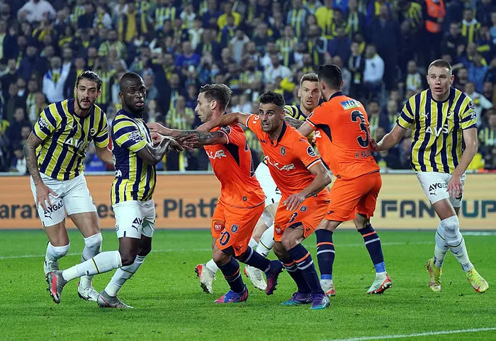 Fenerbahçe - Medipol Başakşehir: 1-0 MAÇ SONUCU ÖZET | Kanarya zirveye oturdu! Rossi’den füze..