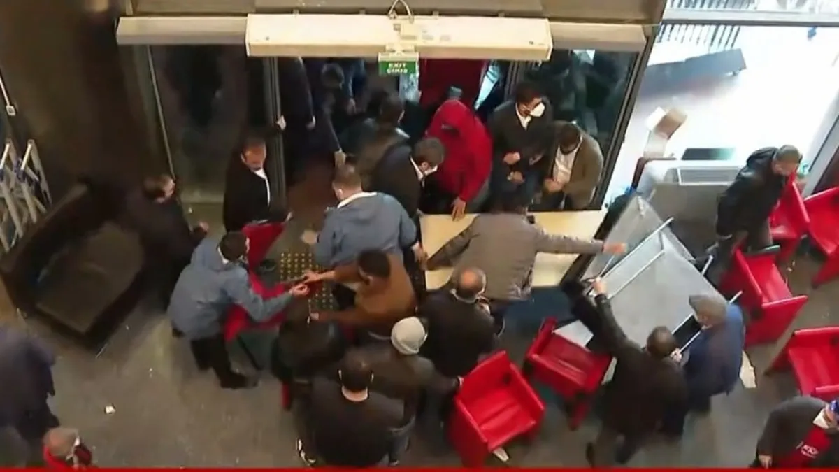 CANLI | Polis CHP Genel Merkezi'ni tahliye etti! Ortalık savaş alanına döndü! Özel: Geri gelmek üzere çıkıyorum