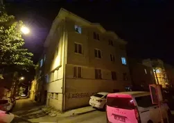 Eskişehir’de gece yarısı korku dolu anlar! Apartmanın 2. katından düşen şahıs yaralandı