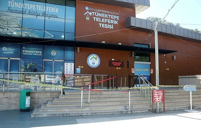 antalyadaki-kaza-sonrasi-teleferik-girisi-kapatildi-bolgede-savcilik-ve-bilirkisi-incelemesi-suruyor-1713190171437.jpeg Antalya'daki kaza sonrası teleferik girişi kapatıldı! Bölgede savcılık ve bilirkişi incelemesi sürüyor - 1